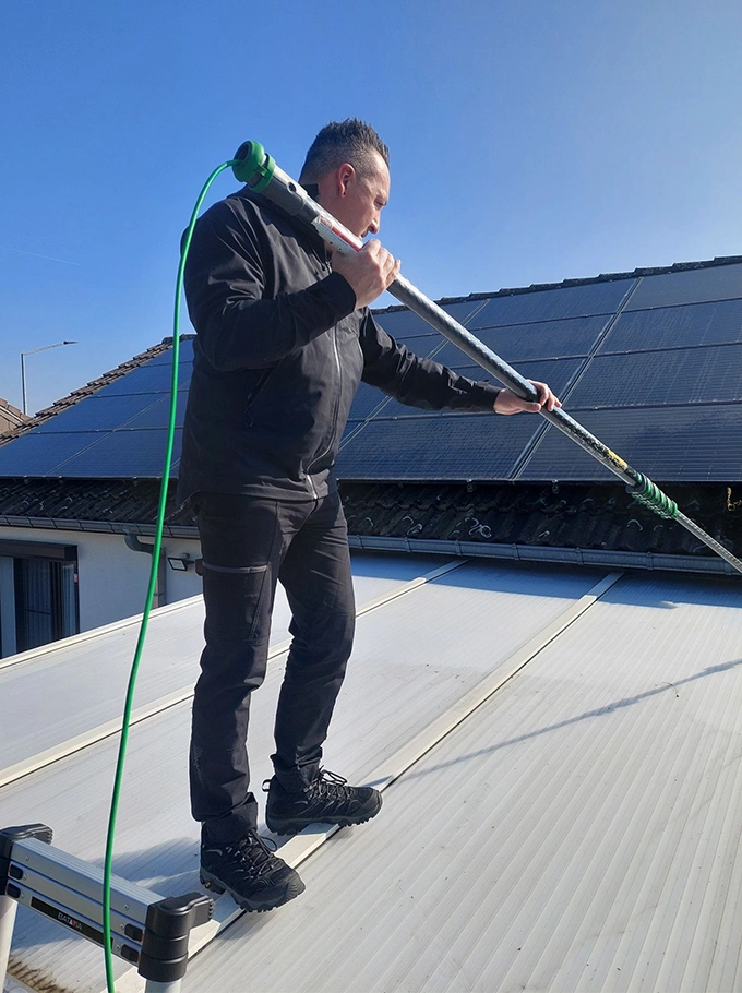 Homme nettoyant une pergola