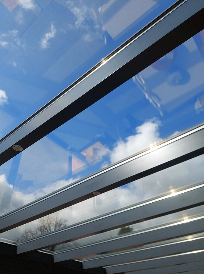 Gros plas des vitres d'une véranda